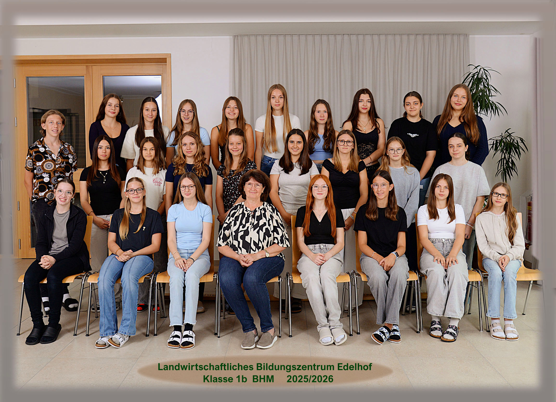 Klassenfoto 1b BHM, SJ 2025/2026 Klassenvorständin: Anneliese Marchsteiner