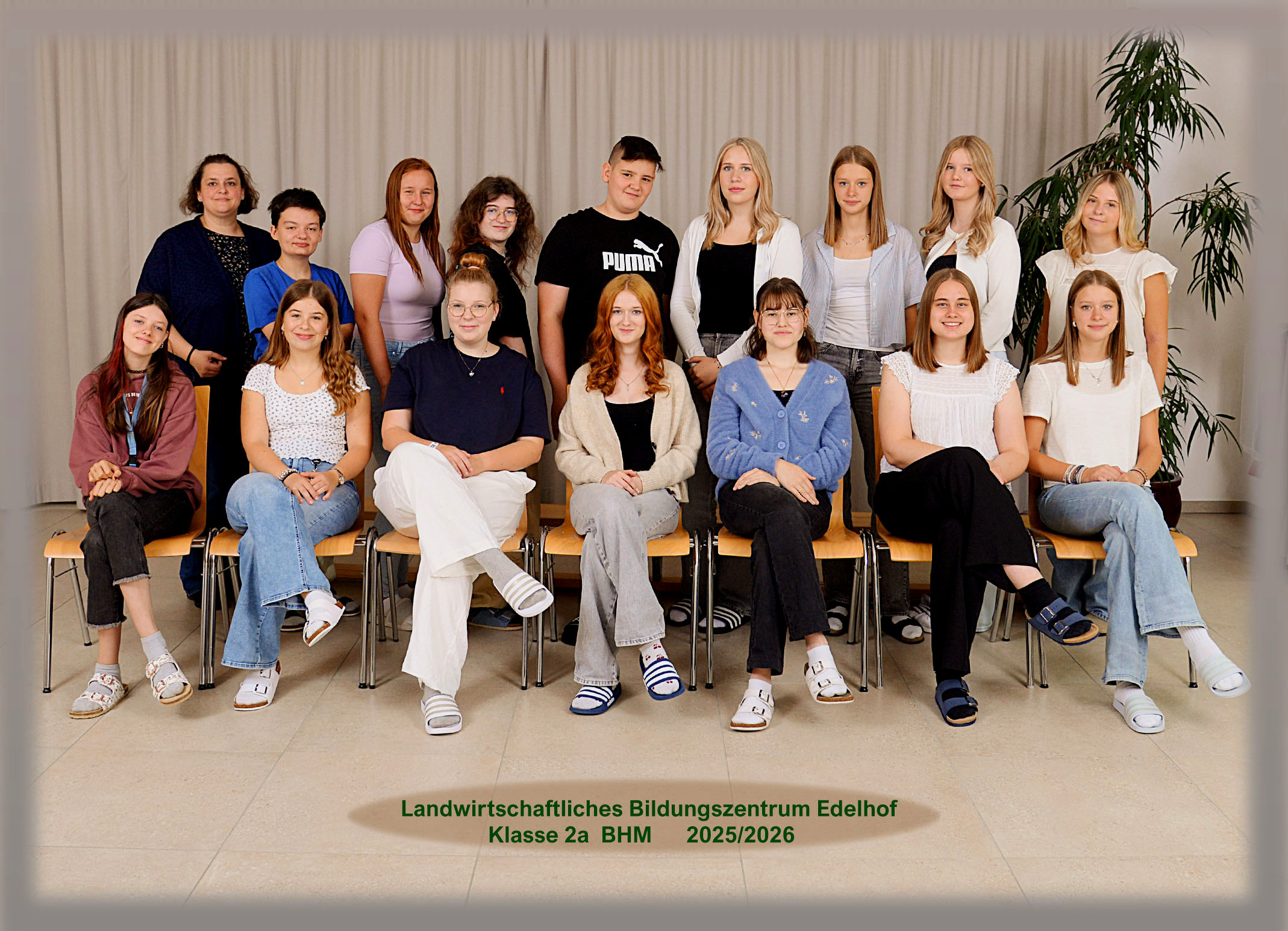 Klassenfoto 2a BHM, SJ 2025/2026 Klassenvorständin: Karin Katzenbeisser