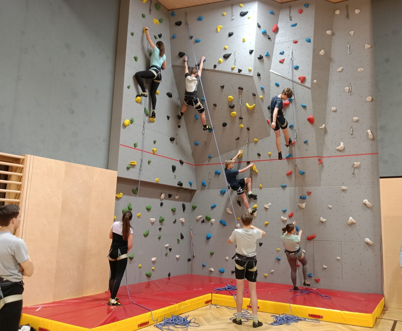 Erfolgreiche Kletterscheine am LBZ Edelhof – kostenloses Sportangebot begeistert Schüler*innen