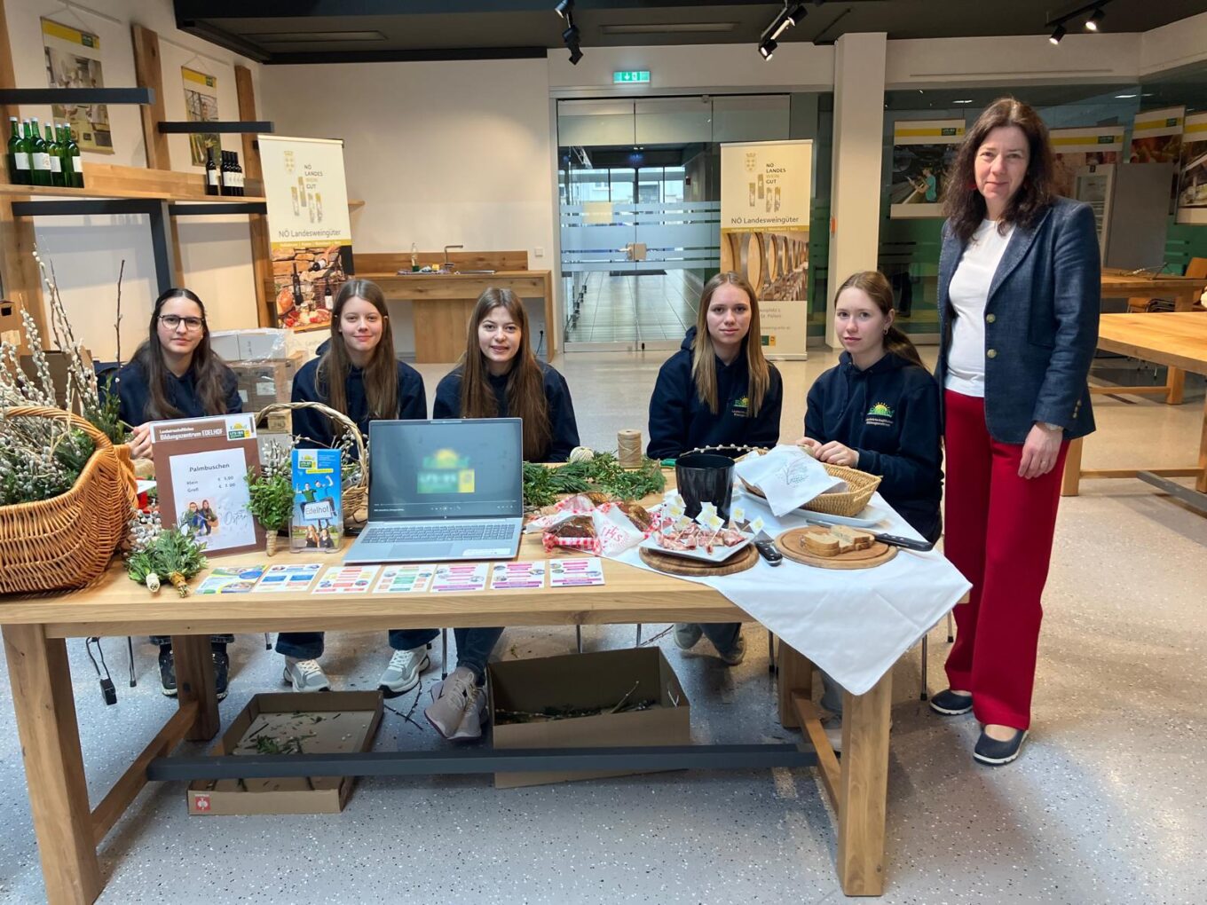 Schülerinnen im Einsatz im Landhauskeller St. Pölten