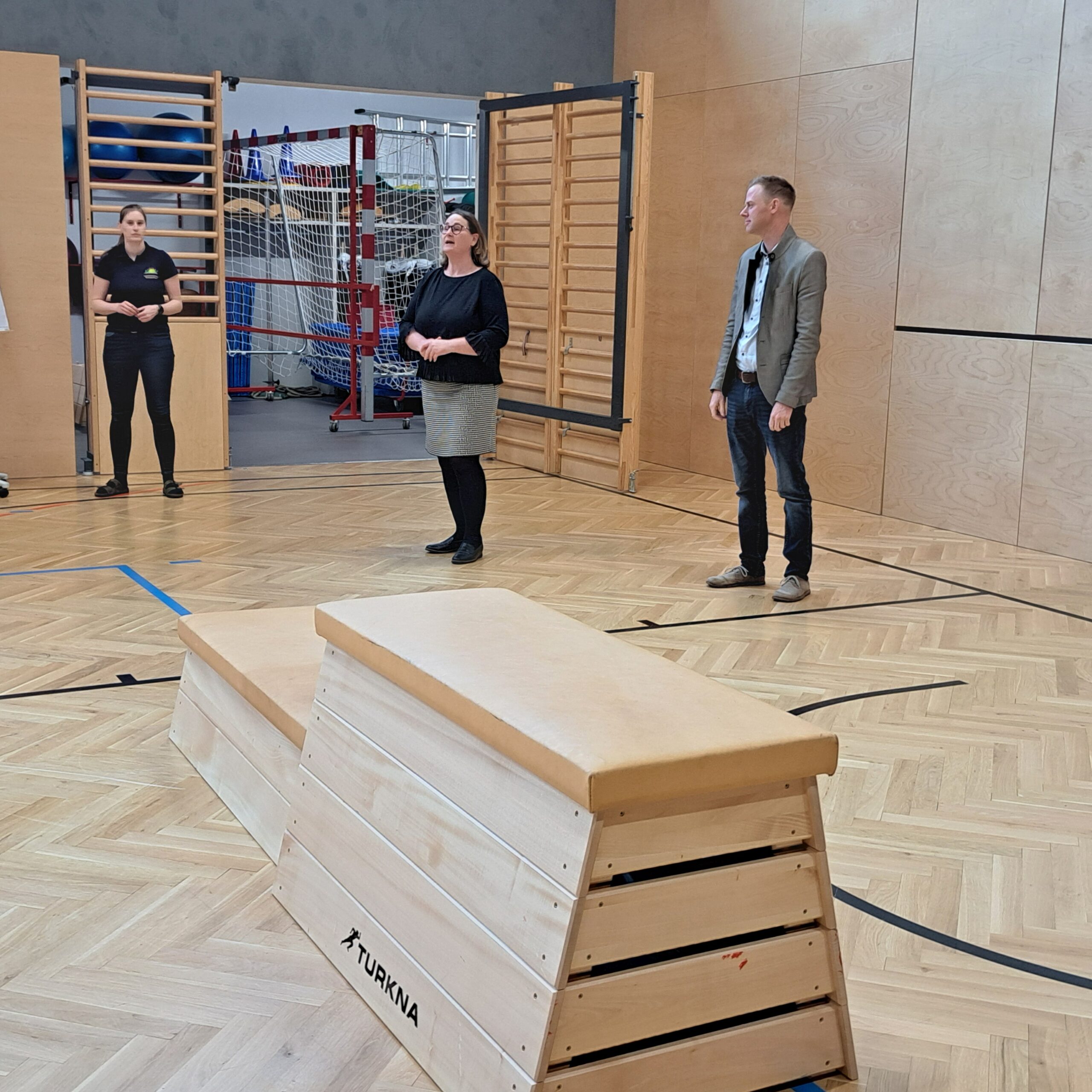 Bild: Turnierleiterin Pregesbauer, Schulleiterin Bauer- Windischhofer und SI DI Amon Bild: Turnierleiterin Pregesbauer, Schulleiterin Bauer- Windischhofer und SI DI Amon